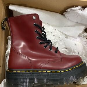 JADON
CHERRY RED

Drr martens